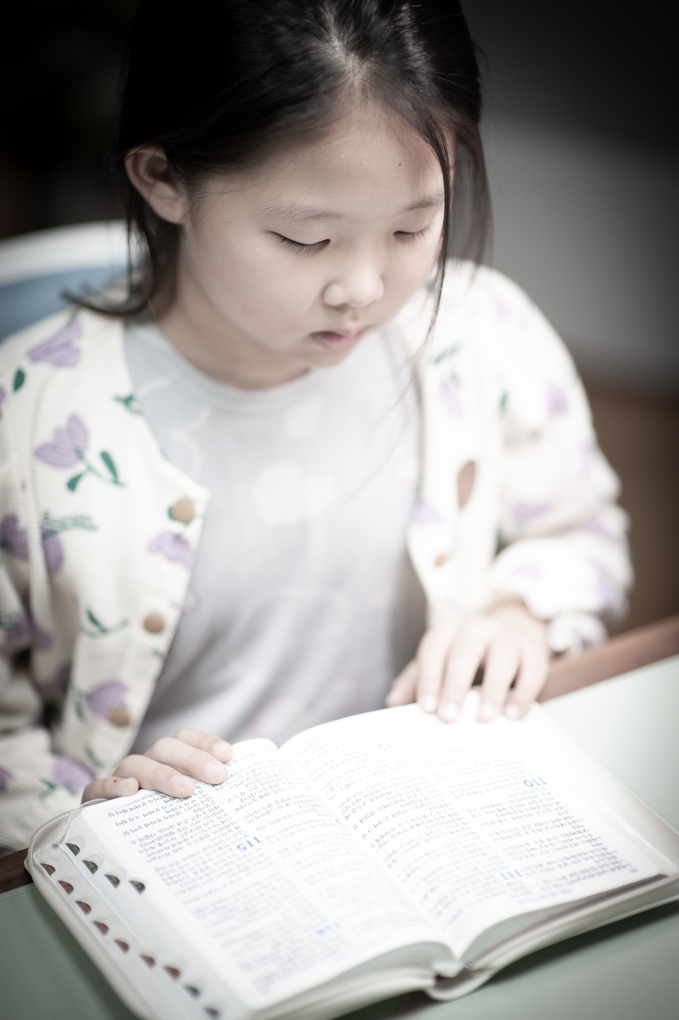 성경을 읽는 아이